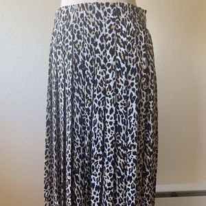 pleated midi skirt in leopard